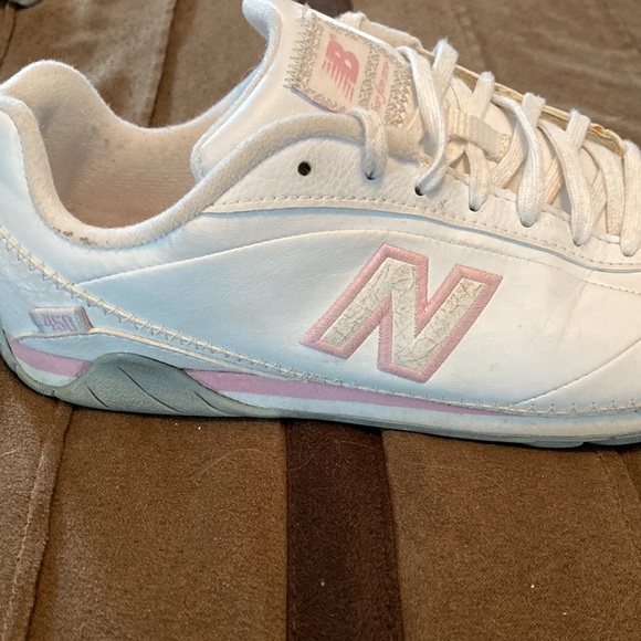 Gently worn New Balance sneakers. - Picture 2 of 5